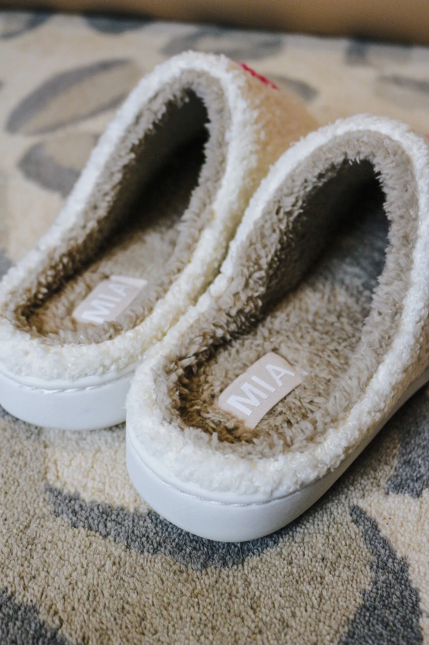 Cozi White MIA Slippers -2 Colors